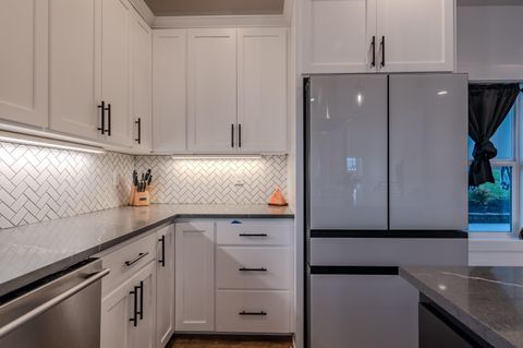 Tiny photo for 531 W La Strada Circle, Medford, OR 97504 (MLS # 220212404)