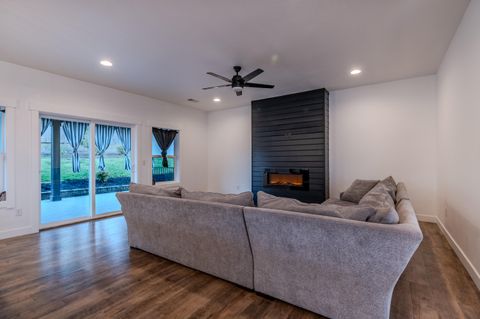 Tiny photo for 531 W La Strada Circle, Medford, OR 97504 (MLS # 220212404)