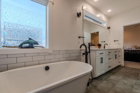 Tiny photo for 531 W La Strada Circle, Medford, OR 97504 (MLS # 220212404)