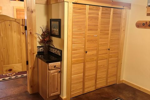 Tiny photo for 61416 Cougar Trail, Bend, OR 97701 (MLS # 220210435)