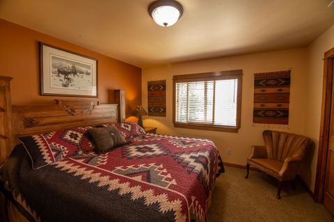 Tiny photo for 61416 Cougar Trail, Bend, OR 97701 (MLS # 220210435)
