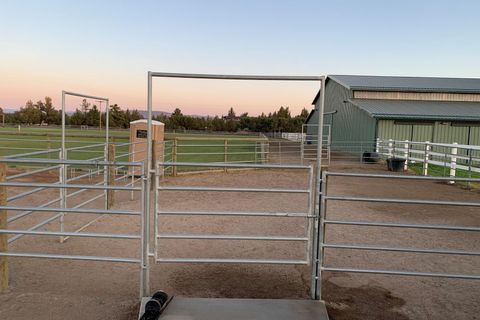 Tiny photo for 61416 Cougar Trail, Bend, OR 97701 (MLS # 220210435)