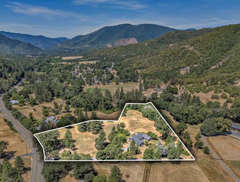 Photo of 1775 Wards Creek Road, Rogue River, OR 97537 (MLS # 220217238)