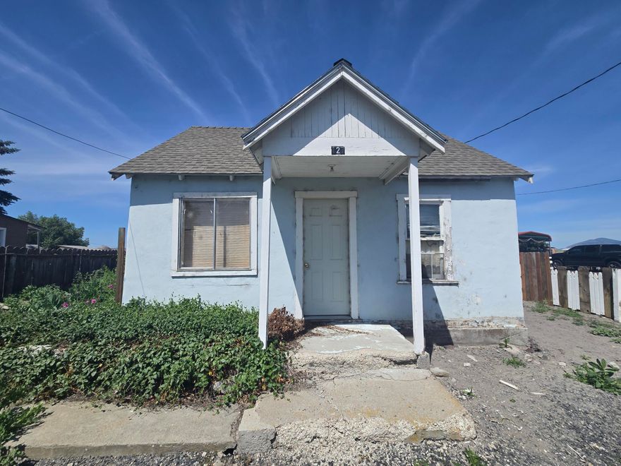 Looking for a project with great potential? This affordable home sits on a generously sized lot, offering plenty of space to create your dream property...fantastic opportunity. Bring your vision to life!  With a little TLC, this diamond in the rough can shine again—perfect for investors.  Don't miss the chance to turn this into a gem!  Booke your showing today!