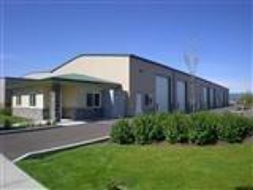 New Industrial building, never occupied, on corner location. Can be divided into separate units to suit. 14' roll up doors and 21' ceiling height. High quality construction with 3 phase 800 AMP service. Easy access to Highway 62 and Interstate 5. Generous parking.