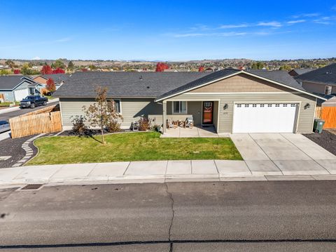 Photo of 479 SE Leisek Way, Madras, OR 97741 (MLS # 220211077)