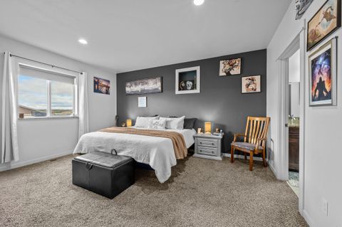 Tiny photo for 479 SE Leisek Way, Madras, OR 97741 (MLS # 220211077)