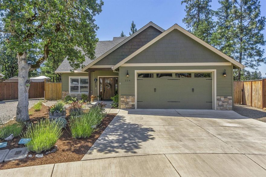Stand out, 2015 Leonardo Lanse craftsman home - one of a very few in White Oak Estates with river views! Views of the Rogue River, towering trees, and mountains, surround the property and are seen from every window inside! Frequent wildlife visitors include deer, turkey, and osprey coming and going from the nest atop a neighboring tree. Inside, an open concept common area with lovely angles and design aesthetics greeting you from every direction. Ideal for entertaining or staying connected with family while cooking cuisine. Kitchen boats granite counters, attractive wood cabinets, two pantries; and comes with all of its appliances! Spacious master on main floor with walk in closet and upscale bathroom with continued granite counters & wood cabinetry, tile floors, and tiled, dual-head shower! Upstairs is the guest bathroom & two guest bedrooms facing the river. A moment's drive down the hill to the county park & boat launch and all that Shady Cove has to offer!
