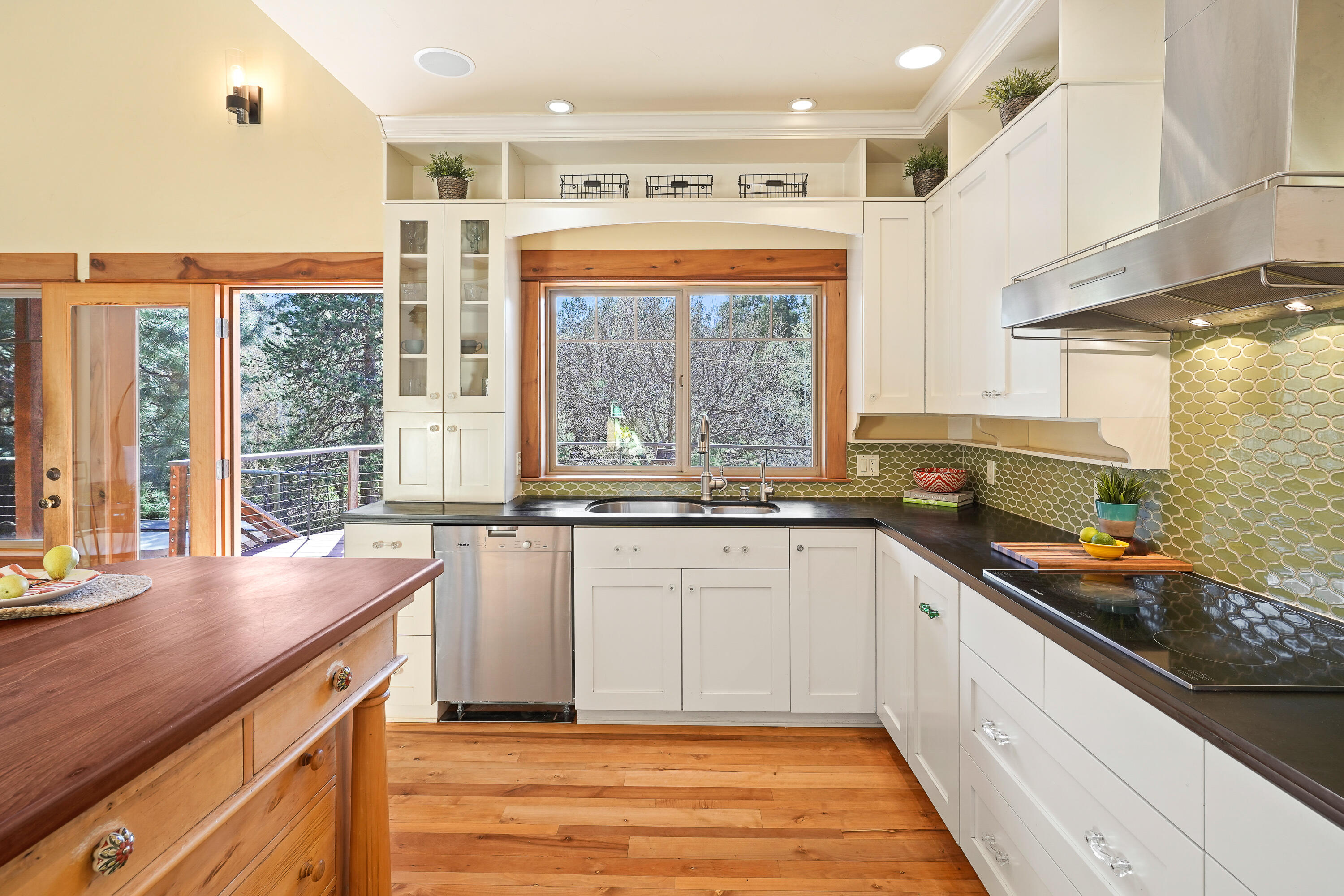 Desc Rvr Hmst Rimrk - Residential