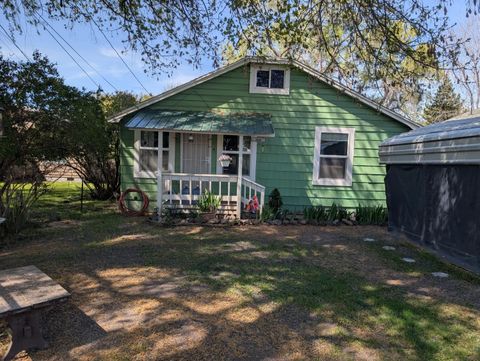 Photo of 1850 Hope Street, Klamath Falls, OR 97603 (MLS # 220219268)