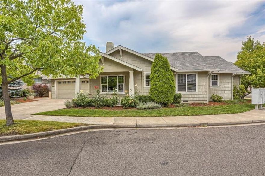 Beautiful single story craftsman style home located in the desirable neighborhood of Park Ridge which is only minutes to downtown & the plaza. This quality built Michael Mahar home has a open floor plan, cozy gas fireplace with tile surround, vaulted ceilings in the living room & master bedroom, skylight & wood flooring in the kitchen, spacious laundry room, nicely landscaped backyard with a covered patio, Hardi plank siding & a finished attached two car garage. Just waiting for you to call it home!