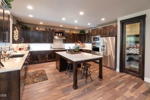 Tiny photo for 2533 NW Pine Terrace Drive, Bend, OR 97703 (MLS # 220223522)