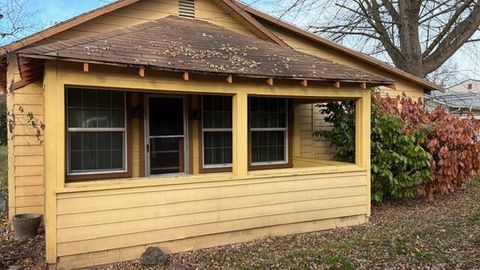 Photo of 1975 Spring Street, Medford, OR 97504 (MLS # 220212544)