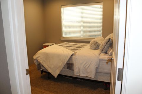 Tiny photo for 2422 Granite Court, White City, OR 97503 (MLS # 220214057)