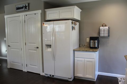 Tiny photo for 2422 Granite Court, White City, OR 97503 (MLS # 220214057)