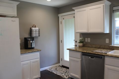 Tiny photo for 2422 Granite Court, White City, OR 97503 (MLS # 220214057)