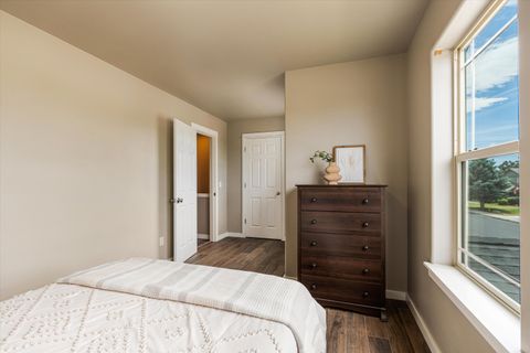 Tiny photo for 2228 NW 22nd Street, Redmond, OR 97756 (MLS # 220220054)