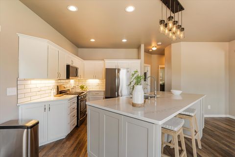 Tiny photo for 2228 NW 22nd Street, Redmond, OR 97756 (MLS # 220220054)