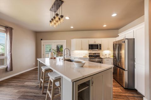 Tiny photo for 2228 NW 22nd Street, Redmond, OR 97756 (MLS # 220220054)