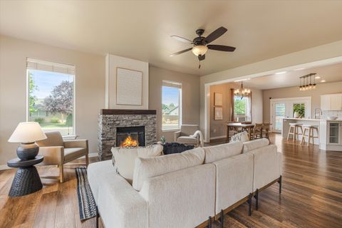 Tiny photo for 2228 NW 22nd Street, Redmond, OR 97756 (MLS # 220220054)