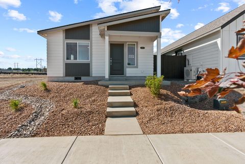 Photo of 4056 SW Obsidian Place #133, Redmond, OR 97756 (MLS # 220210206)