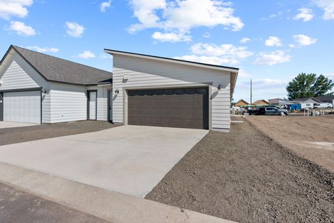 Tiny photo for 4056 SW Obsidian Place #133, Redmond, OR 97756 (MLS # 220210206)