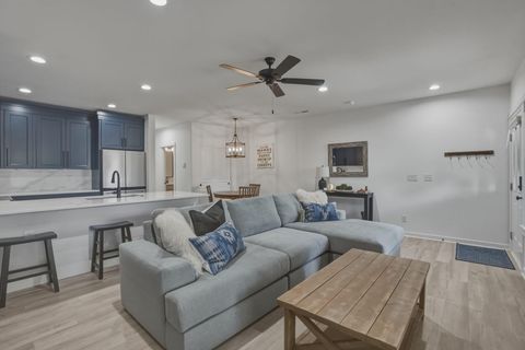 Tiny photo for 950 N Hindeman Street, Sisters, OR 97759 (MLS # 220219921)