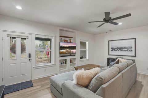 Tiny photo for 950 N Hindeman Street, Sisters, OR 97759 (MLS # 220219921)