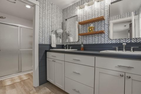 Tiny photo for 950 N Hindeman Street, Sisters, OR 97759 (MLS # 220219921)