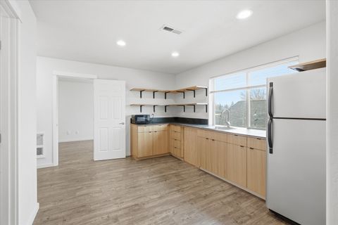 Tiny photo for 171 Mellecker Way, Medford, OR 97501 (MLS # 220215373)