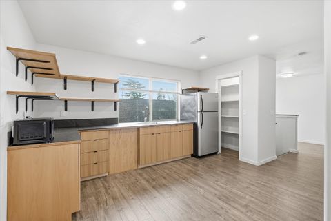 Tiny photo for 171 Mellecker Way, Medford, OR 97501 (MLS # 220215373)