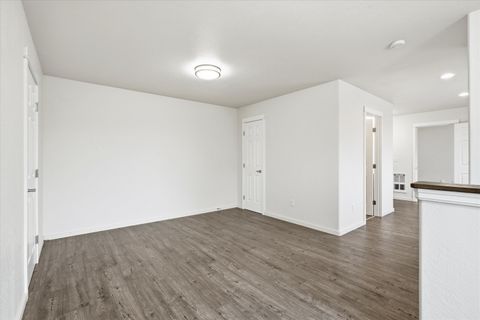 Tiny photo for 171 Mellecker Way, Medford, OR 97501 (MLS # 220215373)