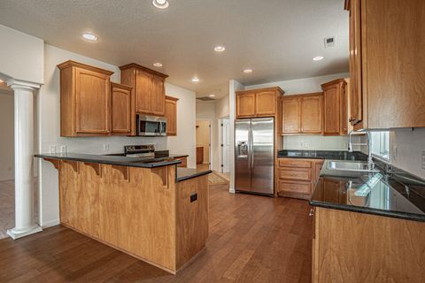 Tiny photo for 3749 Sherwood Park Drive, Medford, OR 97504 (MLS # 220213878)