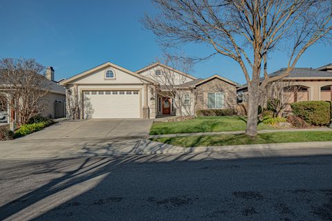 Photo of 3749 Sherwood Park Drive, Medford, OR 97504 (MLS # 220213878)
