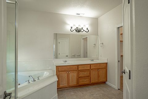 Tiny photo for 3749 Sherwood Park Drive, Medford, OR 97504 (MLS # 220213878)