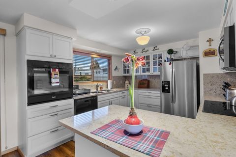 Tiny photo for 1066 SW Canyon Drive, Redmond, OR 97756 (MLS # 220215654)