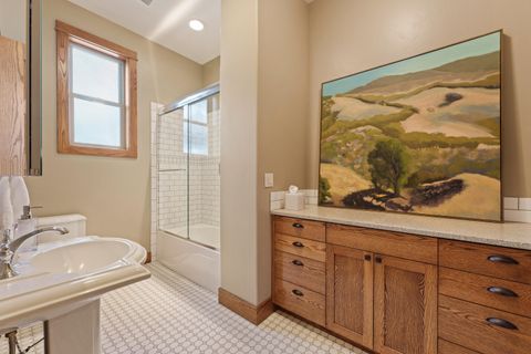Tiny photo for 2322 NW High Lakes Loop, Bend, OR 97703 (MLS # 220219534)