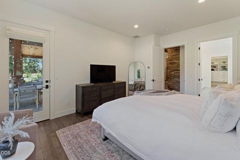 Tiny photo for 60255 Sunset View Drive, Bend, OR 97702 (MLS # 220222651)