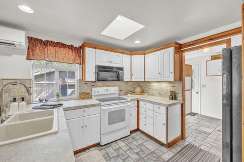 Tiny photo for 16506 Sprague Loop, La Pine, OR 97739 (MLS # 220199497)