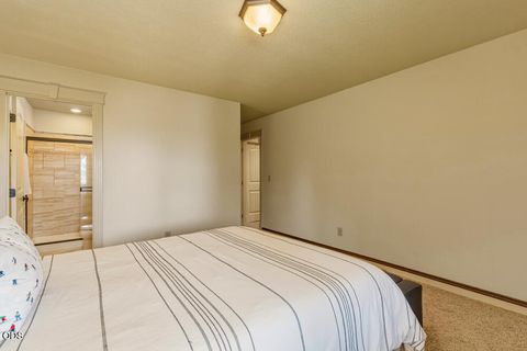 Tiny photo for 1354 Ridgecrest Drive, Klamath Falls, OR 97601 (MLS # 220223985)