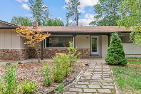 Photo of 135 Rolling Hills Drive, Grants Pass, OR 97526 (MLS # 220225771)