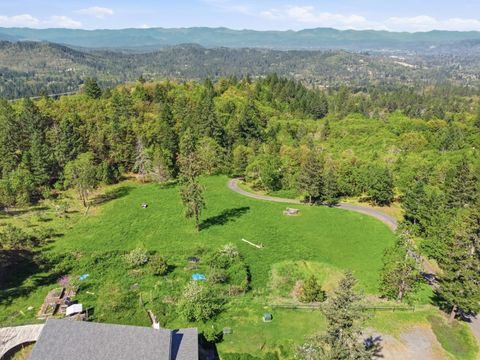 Tiny photo for 827 Summit Loop, Grants Pass, OR 97527 (MLS # 220219582)