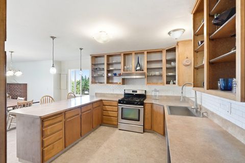 Tiny photo for 827 Summit Loop, Grants Pass, OR 97527 (MLS # 220219582)