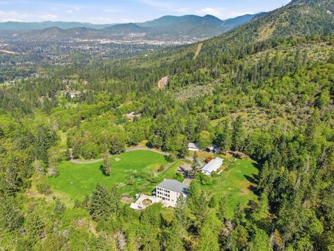 Tiny photo for 827 Summit Loop, Grants Pass, OR 97527 (MLS # 220219582)