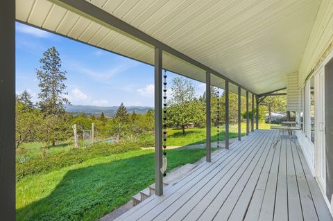 Tiny photo for 827 Summit Loop, Grants Pass, OR 97527 (MLS # 220219582)