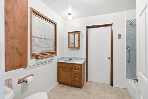 Tiny photo for 827 Summit Loop, Grants Pass, OR 97527 (MLS # 220219582)