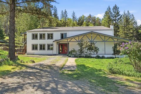 Photo of 827 Summit Loop, Grants Pass, OR 97527 (MLS # 220219582)