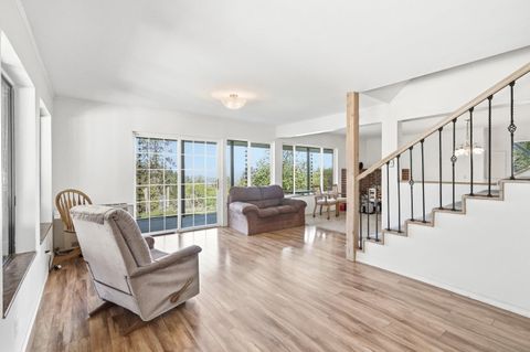 Tiny photo for 827 Summit Loop, Grants Pass, OR 97527 (MLS # 220219582)