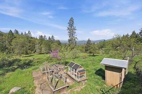 Tiny photo for 827 Summit Loop, Grants Pass, OR 97527 (MLS # 220219582)