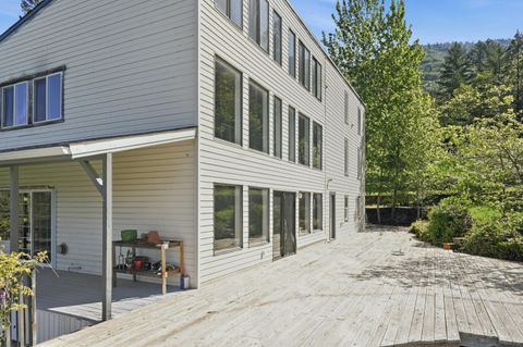 Tiny photo for 827 Summit Loop, Grants Pass, OR 97527 (MLS # 220219582)